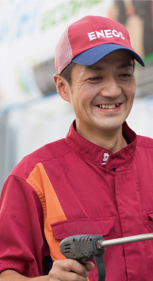 ENEOSの制服で洗車の作業をする社員