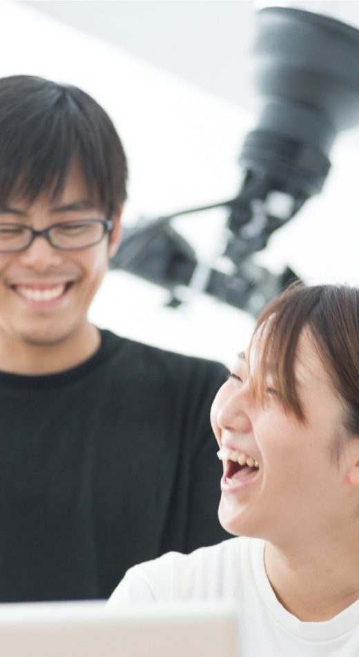 撮影スタジオで笑うスタッフ