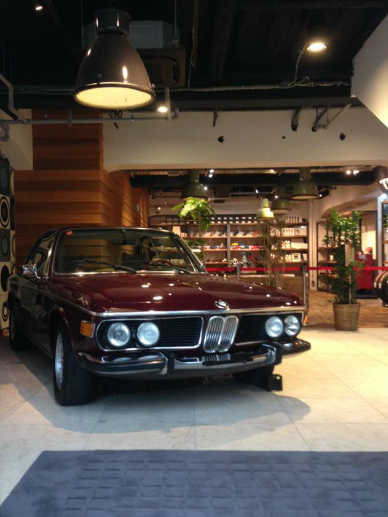 店舗入口のPodiumギャラリーの展示車