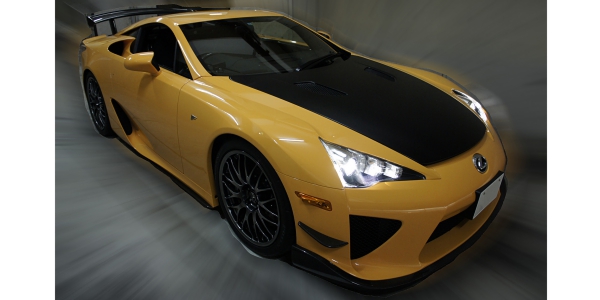 ボンネット部分のみマットブラックでラッピング施工したイエローのLFA
