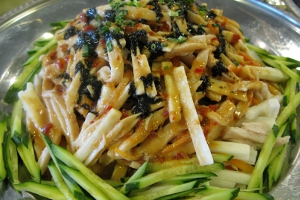 ビュッフェに並ぶ野菜料理