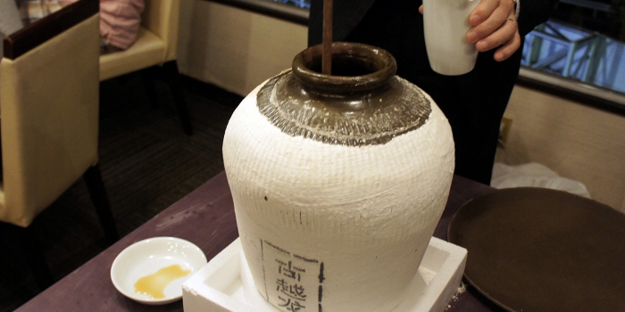甕から注ぐ中国酒