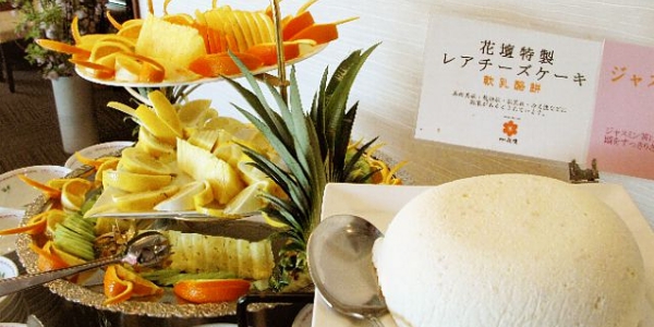 花壇特製レアチーズケーキとフルーツ