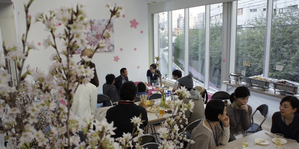 奈良県から取り寄せた桜を飾った館内