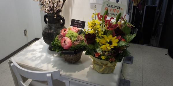 会場に飾られた祝いの花