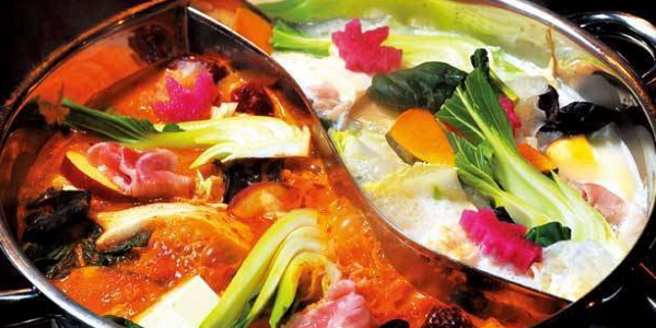 2つに仕切られた鍋に紅白のスープを張った薬膳鍋