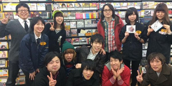 インストアライブの出演者と来場者