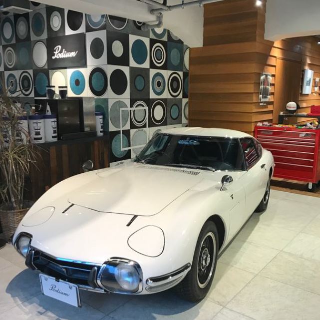 Podium に展示された TOYOTA 2000GT